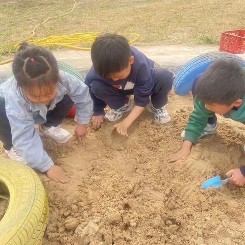 葫芦寺幼儿园大二班户外玩沙