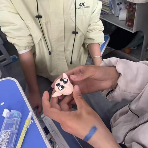 故县镇城东小学手工社团：黏土制作申公豹