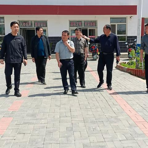 “校际交流促发展，博采众长话未来”--古鲁板蒿中心小学相约兄弟学校到铁匠营子小学、金厂沟梁中学等地参观学习。