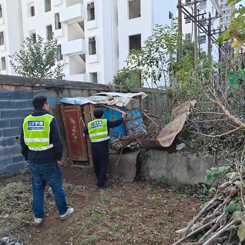 “拆棚”除隐患   为民守平安 一一宜春市袁州区珠泉社区整治沿线违建