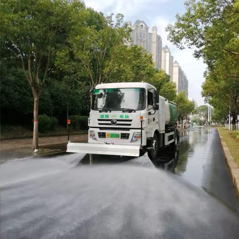 环卫担当护双节！机械人工协同发力，全域大冲洗擦亮城市颜值