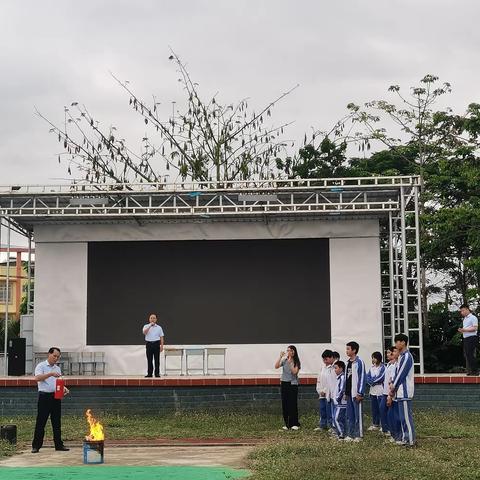 心系安全，警钟长鸣——万冲中学防震减灾消防疏散演练活动