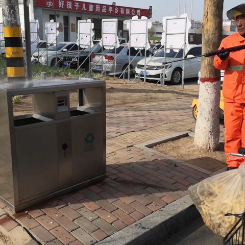 每日安排工人对城区进行消杀，对城区的垃圾桶、果皮箱进行清洁和消毒。在清洁道路路面、清理道路两侧垃圾、