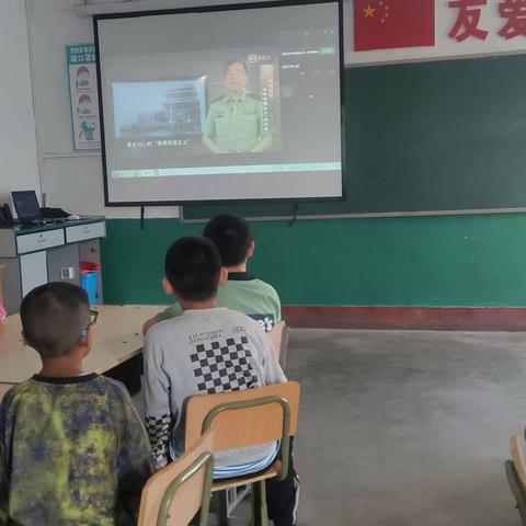 [姚中心   校园时讯]                    迎国庆    诵华诞                                 榆林小学