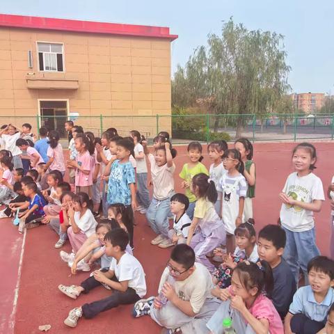 党旗下的欢乐竞技场：小学生趣味运动会——新河振堂红军小学