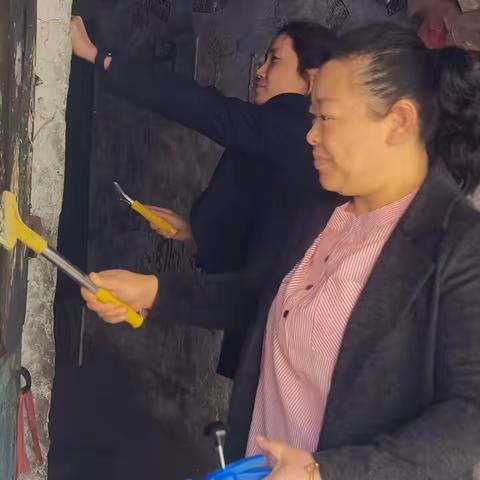 平山街道艺术社区开展“清理身边小广告助力文明我先行”活动