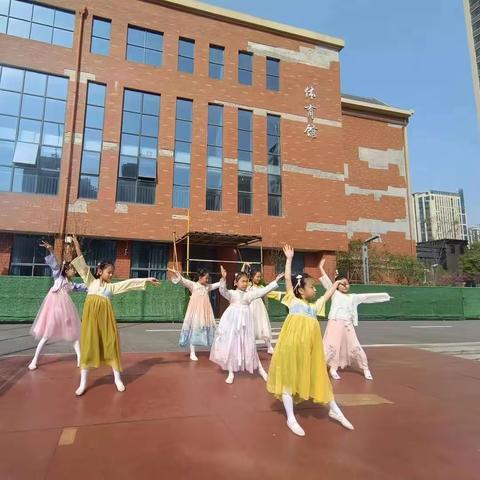 拥抱春天 播种绿色——2006班国旗下风采展