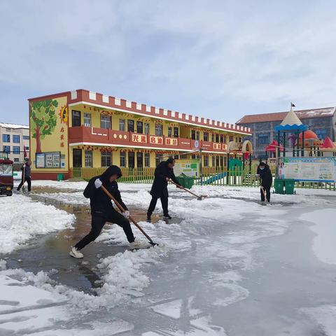 清扫积雪  暖心相守——张弓镇中心小学扫雪除冰活动