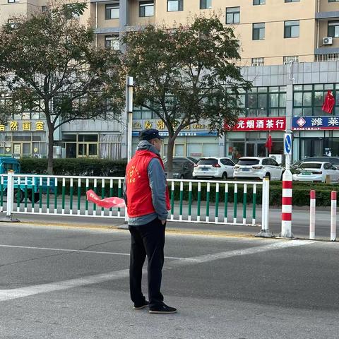 “小小护学岗” “大大安全感”二（1）班护学岗撑起护学伞。