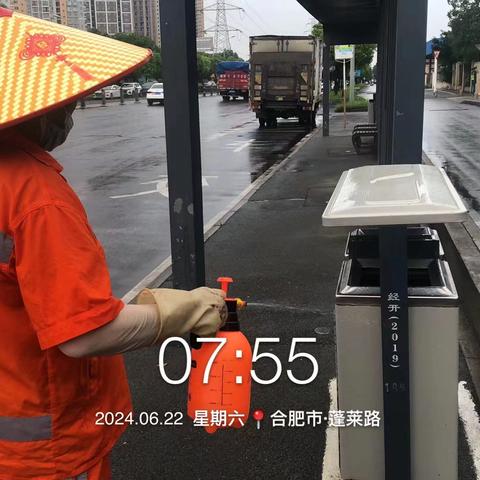 【工作简报】雨中值守：用坚守筑起风雨防线