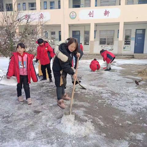 团结一心清积雪，凝心聚力护校园——群力小学开展冬日扫雪教育活动