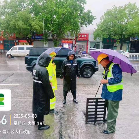 暴雨中的市政担当 彰显应急速度 丈量民生温度
