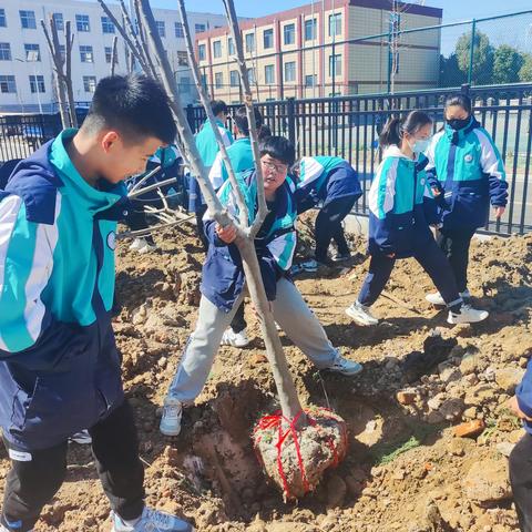 桃李绽春风——阜阳师范大学附属南京路中学植树护林活动