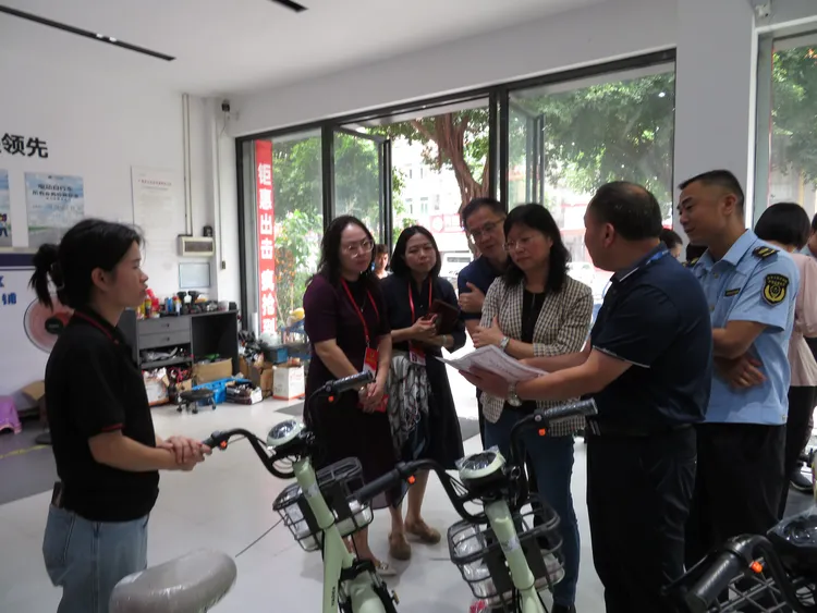 简篇-区人大常委会执法检查组检查涉电动自行车电池、加装改装管理法律法规实施情况