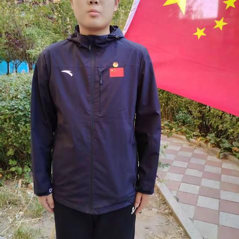 定格技能青春： 肇东职教学子“我和国旗合张影”