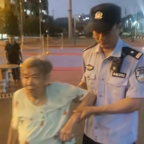 老人深夜走失，民警暖心帮助回家