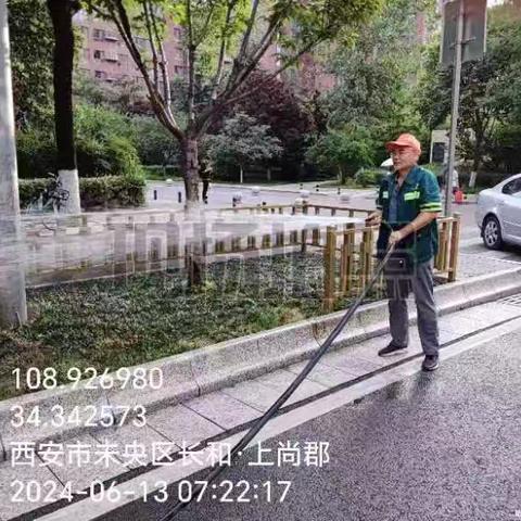 夏季绿化养护忙 细心灌溉保绿荫