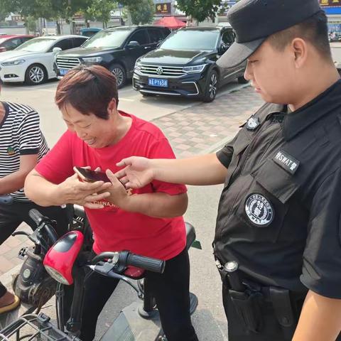 【我为群众办实事】特警队员捡手机，及时归还暖人心