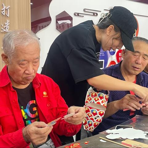 我们的节日 北环路街道建新里社区文明实践站组织开展“迎国庆 颂中秋 我与祖国心连心” 巧做花灯猜灯谜庆双节活动