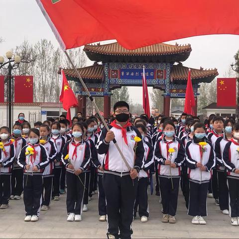 祭扫烈士墓，缅怀革命情——何楼办事处河南王小学清明节祭扫烈士陵园活动