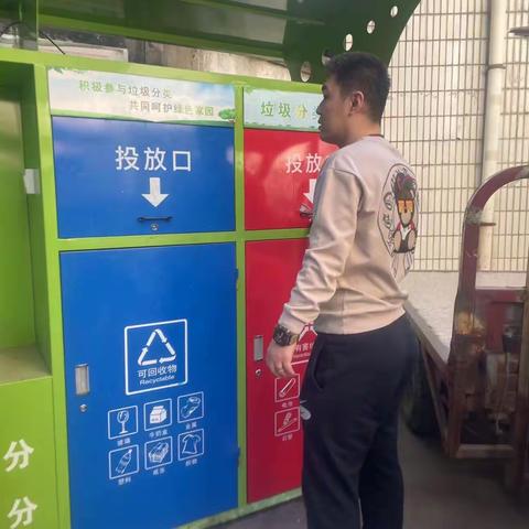 菊花园社区督导检查院落垃圾分类