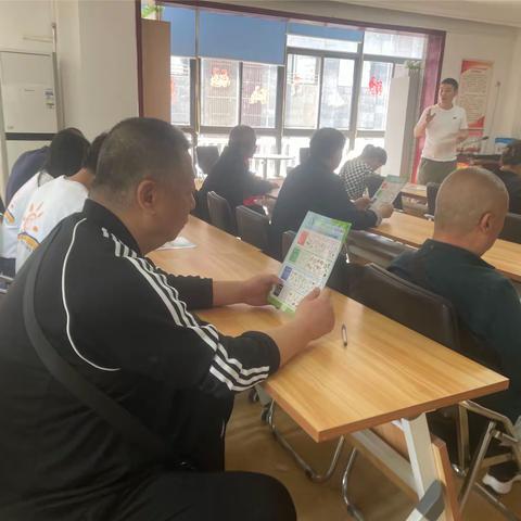 菊花园社区召开垃圾分类培训会