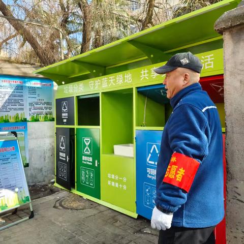 火炬社区督导检查辖区小区院落垃圾分类情况
