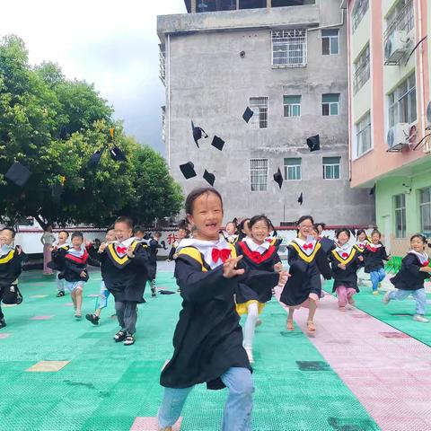 2025"挑战自我 展风采"《快乐童年 放飞梦想》毕业晚会邀请函