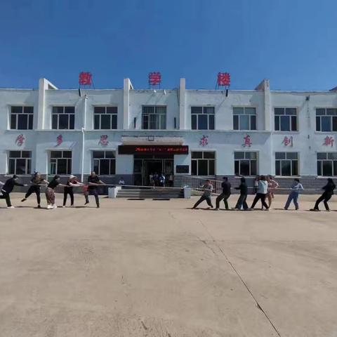 索伦牧场小学“庆七一”教职工拔河比赛