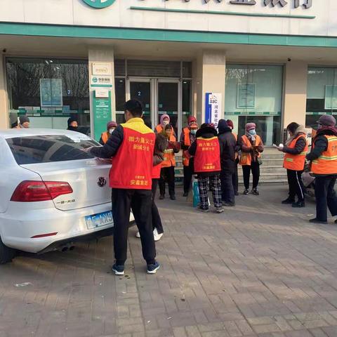 微力量新城分会携手拉卡拉科技有限公司（沙河建设路店）为新城镇环卫工人发送对联