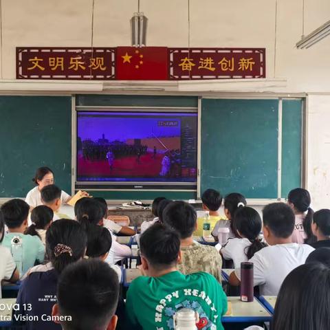 西华县城区中心校组织辖区内学校观看九三阅兵仪式，激发学生们的爱国情怀