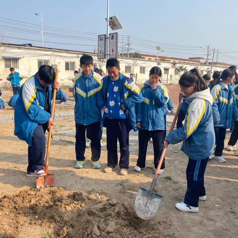 照镜镇第一初级中学“呼吸鲜氧 种植希望”植树节实践活动