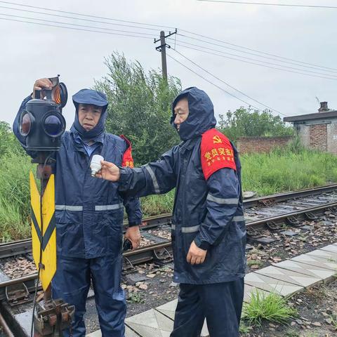 原平站积极应对强降雨 筑牢防汛第一线