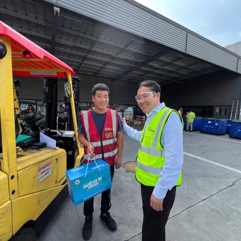 市总工会领导在我系统两家重点企业送清凉