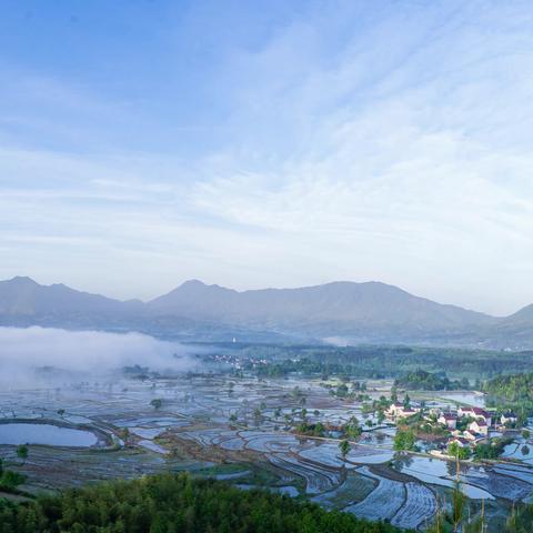 春夏交替之际，兴隆三山村的“云上梯田”已是蓄水待耕，晨雾笼罩晚霞映衬，呈现出云上梯田美丽的农耕画卷。