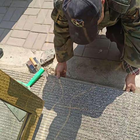 维修商户门前台阶确保居民安全出行