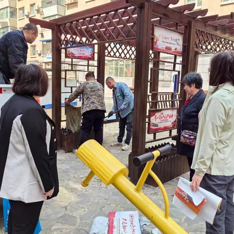 自强社区党委联合吉时来物业公司党支部 ﻿开展“送花土 助绿化”活动