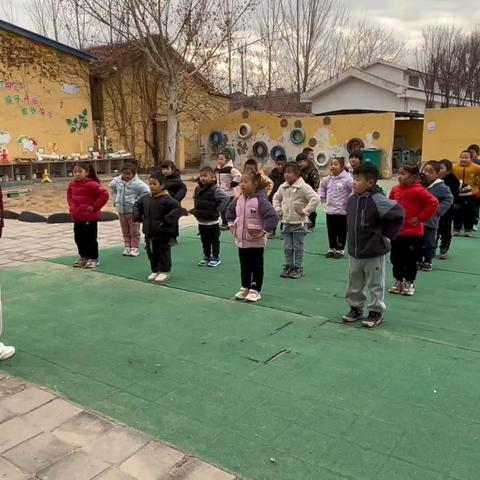 琉璃寺镇中心幼儿园大一班健康领域体育活动《运输忙》