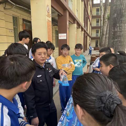 禁毒宣传进校园 青春校园无“毒”行--临渭区解放街道联合开展"珍爱青春感受阳光"