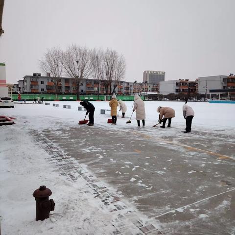 南厂小学齐动员，清雪护航保安全