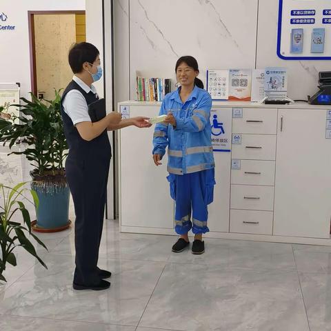 应对“秋老虎”，劳动者港湾送清凉