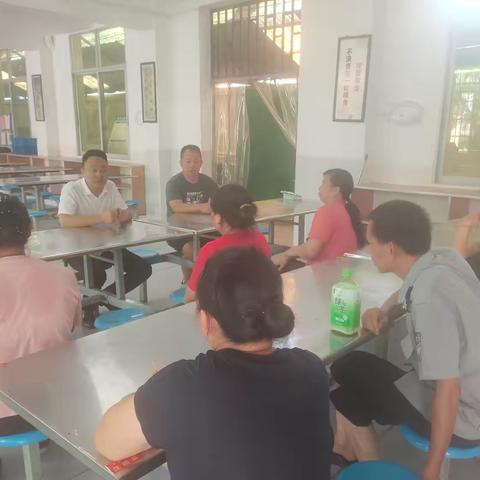 “食”力提升，守护师生舌尖上的安全——高桥中心学校开展食堂食品安全工作会