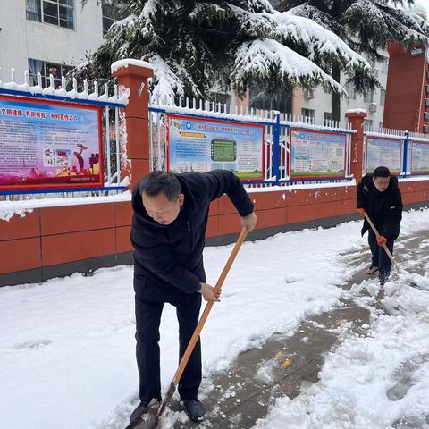 大雪纷飞满校园    扫雪除冰护平安