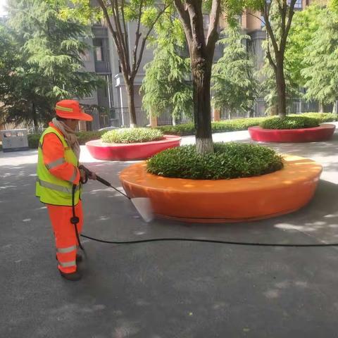 【航天基地城市管理和综合执法局】“五一”加强道路抑尘保洁工作