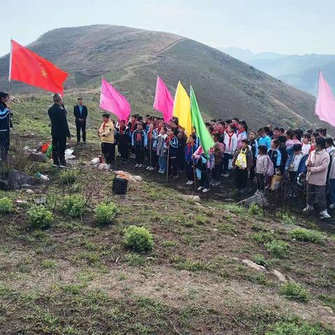 缅怀先烈   致敬英雄——夹沟小学清明节祭扫活动