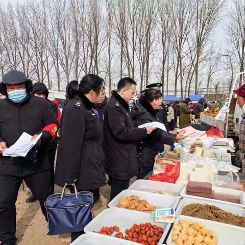 东大市场监管所开展农村大集食品安全专项检查