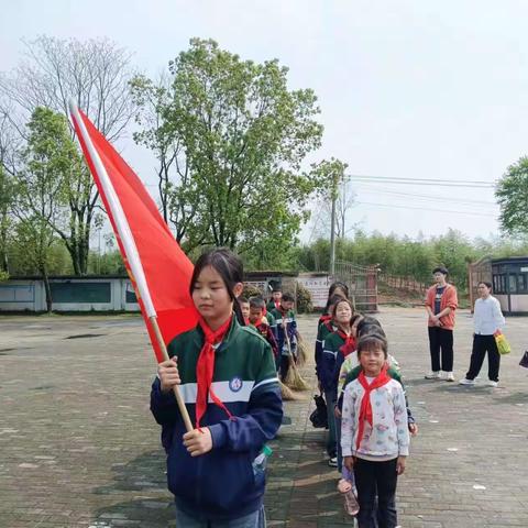 青山有幸埋忠骨，烈士墓前抚英魂