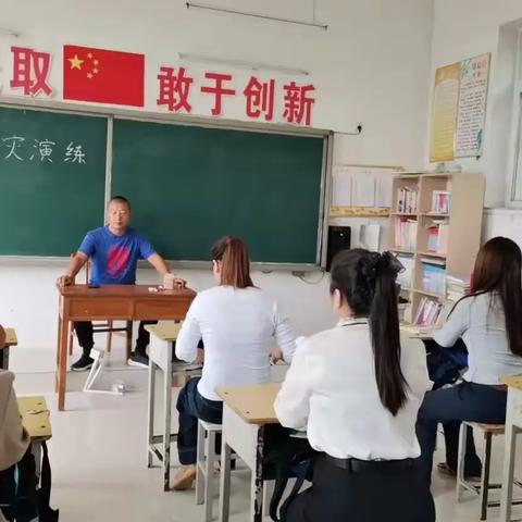 消防牢记心，安全伴我行——遵化市大官屯小学开展消防安全疏散演练