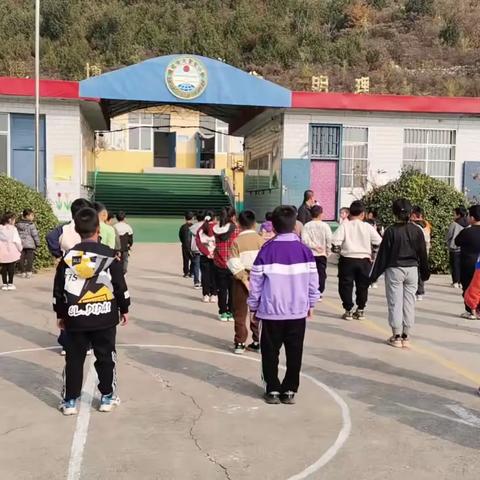 防震逃生演练活动 ——大官屯小学