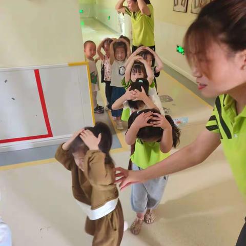 临颍县艺美风车幼儿园9.18防空安全演练